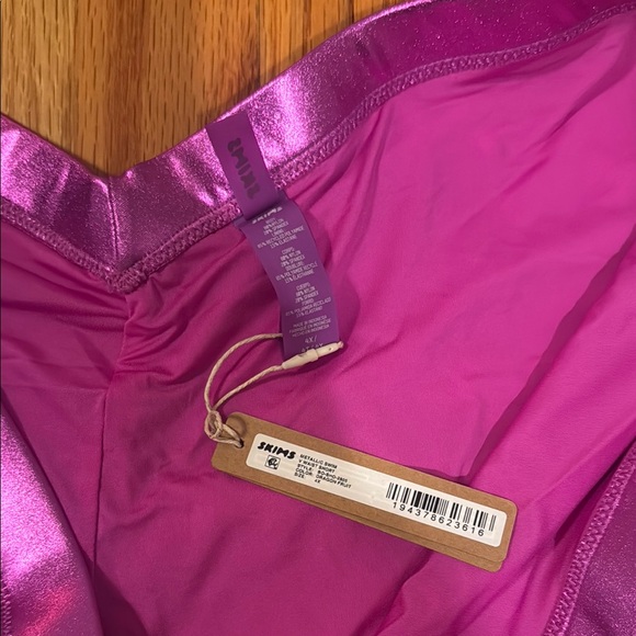 SKIMS Metallic Swim V-Waist Short | Dragon Fruit - Picture 4 of 9